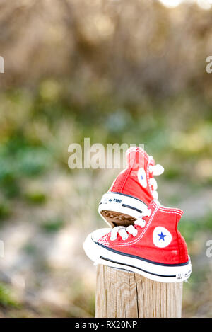 Valencia, Espagne - 3 mars 2019 : Deux bébé rouge chaussures de la marque Converse. Banque D'Images