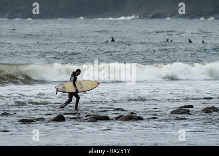 Surfeur sur Sombrio Beach, Juan de Fuca Trail, l'île de Vancouver, BC Canada Banque D'Images