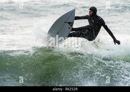 Surfeur sur Sombrio Beach, Juan de Fuca Trail, l'île de Vancouver, BC Canada Banque D'Images