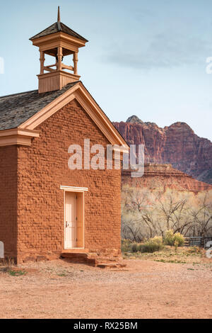 École d'Adobe et Sion falaises, Grafton Ghost Town, Utah USA Banque D'Images