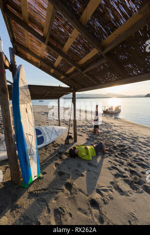 Un jeune couple se détendre à leur façon lors d'une visite à la fin de Goose Spit, parc régional, la vallée de Comox, Vancouver Island, British Columbia, Canada Banque D'Images