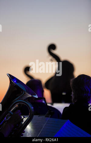Les musiciens jouent dans la soirée à une piscine de la musique classique dans la région de Courtenay, la vallée de Comox, Vancouver Island, British Columbia, Canada Banque D'Images