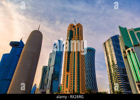 Gratte-ciel dans le centre-ville de Doha, au Qatar. Banque D'Images