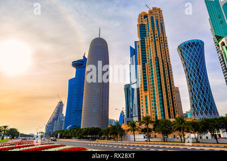 Gratte-ciel dans le centre-ville de Doha, au Qatar. Banque D'Images