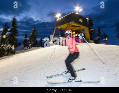 Les skieurs et les snowboarders apprécient l'expérience et les longues heures que le ski de nuit offre à la station de ski de Mt. washington. Mt. Washington, la vallée de Comox, île de Vancouver, Colombie-Britannique, Canada. Banque D'Images