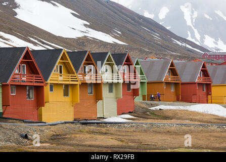 Maisons en rangée simple conçu avec une forte couleur contrastante de moissonneuse-batteuse à Longyearbyen, Spitsbergen, Svalbard, Norvège. Banque D'Images