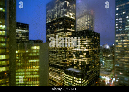 À l'intérieur d'une fenêtre vers des gratte-ciel pommelé de pluie dans le quartier financier du centre-ville de Toronto, Ontario, Canada Banque D'Images