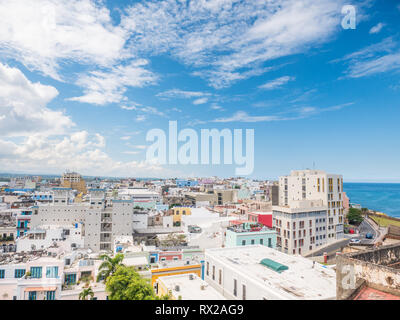 Vue panoramique sur le paysage urbain du vieux San Juan à Porto Rico, vu du château de San Cristobal Banque D'Images