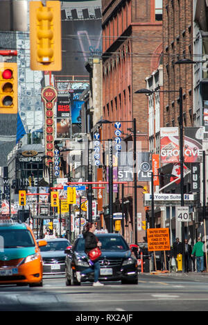 La rue Yonge à Toronto centre-ville. Banque D'Images