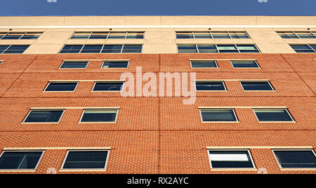 Jusqu'à la côté d'un grand immeuble en briques avec des fenêtres symétriques et sky Banque D'Images