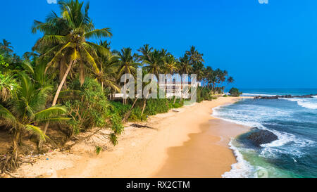 Vue aérienne. Vue de la plage à Unawatuna, Sri Lanka. Banque D'Images