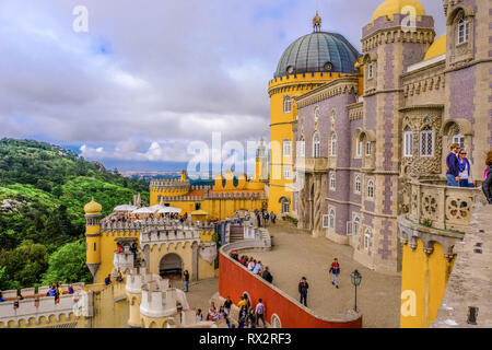 Vue sur le palais de Pena, près de Sintra, Portugal, par jour nuageux Banque D'Images