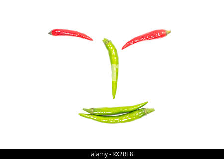 Piments verts disposés en un smiley isolé sur fond blanc. Banque D'Images