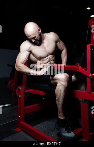 Bodybuilders Jambes Shot Close Up dans un gymnase d'entraînement en Banque D'Images