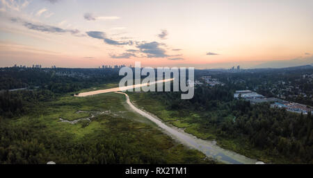 Vue panoramique aérienne de Burnaby Lake dans la ville moderne au cours de l'été animé d'un coucher du soleil. Prises à Vancouver, BC, Canada. Banque D'Images