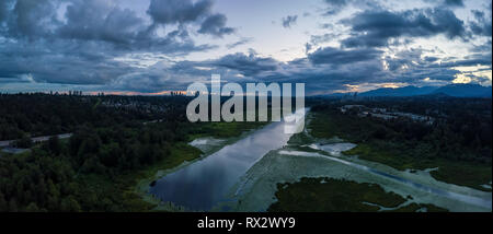 Vue panoramique aérienne de Burnaby Lake au cours d'un été nuageux spectaculaire coucher du soleil. Prises à Vancouver, Colombie-Britannique, Canada. Banque D'Images