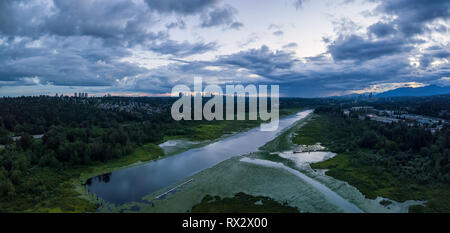 Vue panoramique aérienne de Burnaby Lake au cours d'un été nuageux spectaculaire coucher du soleil. Prises à Vancouver, Colombie-Britannique, Canada. Banque D'Images