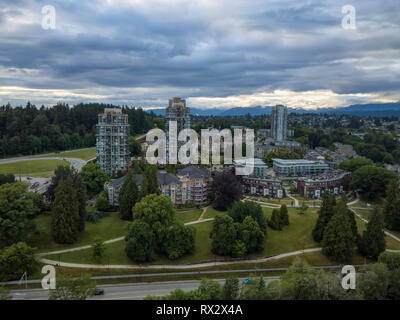 Vue aérienne de maisons résidentielles dans une ville moderne au cours de l'été animé d'un coucher du soleil. Prises à New Westminster, à Vancouver, BC, Canada. Banque D'Images