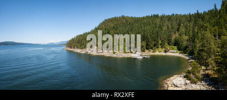 Vue panoramique aérienne d'une côte rocheuse pendant une journée ensoleillée. Pris près de la rivière Powell, Sunshine Coast, en Colombie-Britannique, Canada. Banque D'Images