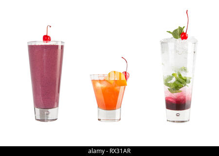 Une variété de boissons alcoolisées, des boissons et des cocktails sur un fond blanc. Trois différentes boissons avec des cerises au marasquin. Isolées. Banque D'Images