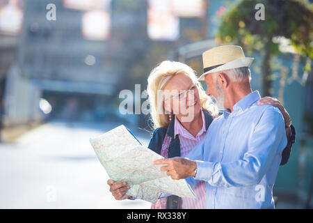 Couple de touristes à la ville à la carte Banque D'Images