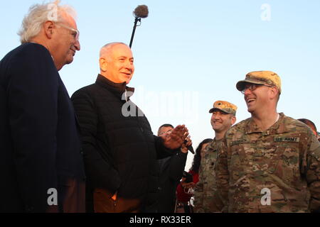 Le Premier Ministre israélien, Benjamin Netanyahu et David Friedman, Ambassadeur des États-Unis à Israël de parler avec le Major Bryan Eschbach, l'officier des opérations avec 174e Brigade d'artillerie de défense aérienne et le lieutenant-colonel Brendan T. McShea, l'agent d'initiatives stratégiques avec 10e armée de défense antimissile et de l'air pendant l'Altitude Terminal Area Defence System visite en Israël le 6 mars. Le déploiement d'un système THAAD en Israël est un exercice impliquant l'armée américaine, l'US Air Force et les forces israéliennes, sous le concept d'emploi de la Force dynamique. L'exercice renforce l'interopérabilité et de préparation dans le Banque D'Images
