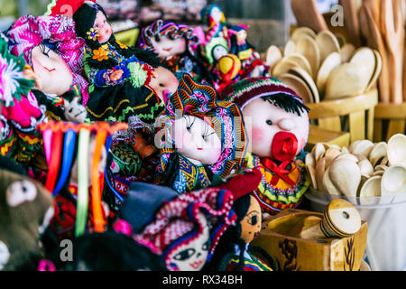 Poupées de style traditionnel en vente sur un étal au marché Mercado San Pedro, Cusco, Pérou. Banque D'Images