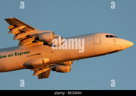 Australian Air Express (National Jet Systems) British Aerospace 146-300 VH-NJF avions décollant de l'aéroport d'Adélaïde. Banque D'Images