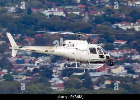 Eurocopter AS-350BA aérienne Hélicoptère filmer avec une caméra Cineflex nez monté sur Melbourne. Banque D'Images