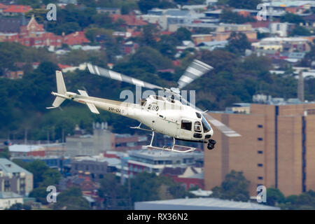 Eurocopter AS-350BA aérienne Hélicoptère filmer avec une caméra Cineflex nez monté sur Melbourne. Banque D'Images