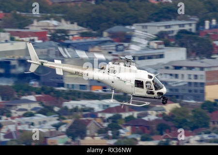 Eurocopter AS-350BA aérienne Hélicoptère filmer avec une caméra Cineflex nez monté sur Melbourne. Banque D'Images