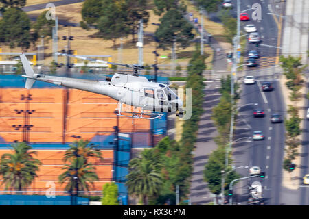 Eurocopter AS-350BA aérienne Hélicoptère filmer avec une caméra Cineflex nez monté sur Melbourne. Banque D'Images