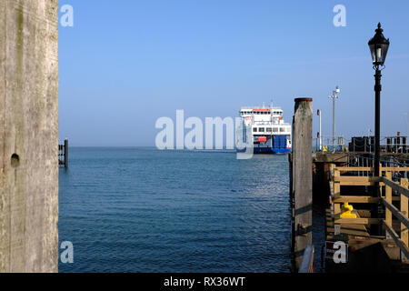 Un Wightlink Ferry laissant son terminal à Yarmouth Yarmouth Port et Marina sur l'île de Wight traversant le Solent de Lymington Pier Head. Banque D'Images