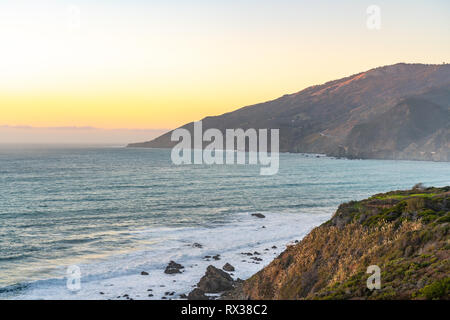 Big Sur, Californie - Sunset Vista vue sur le littoral de la Californie le long de la route. Banque D'Images