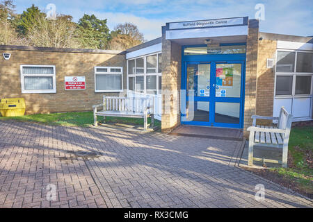 Entrée de la clinique du Centre de Diagnostic Nuffield au bord du lac en face du campus de la santé lac de plaisance à Corby, en Angleterre. Banque D'Images