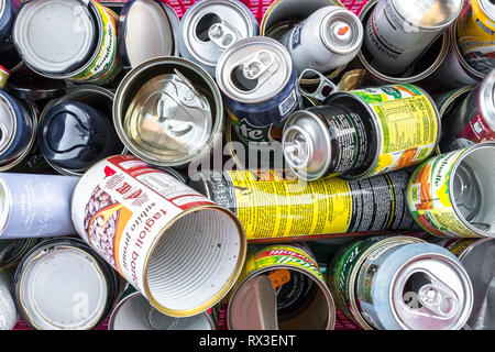 Différents types de boîtes en fer pour être recyclé. Bergame, ITALIE - Le 25 janvier 2019. Banque D'Images