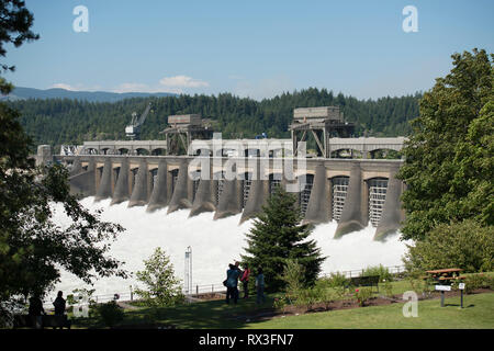 La Bonneville Lock et le barrage situé sur la rivière Columbia, dans l'Oregon, USA, un National Historic Landmark. Banque D'Images