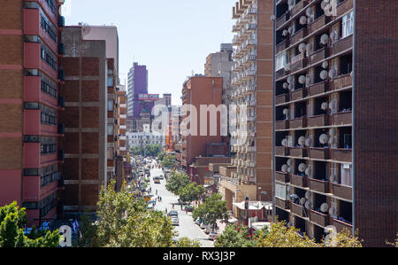 Johannesburg, Afrique du Sud, 17 février - 2019 : vue sur le centre-ville avec des gratte-ciel et immeubles à appartements. Banque D'Images