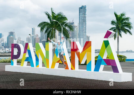 L'homme saute d'un signe de Panama à Panama City, l'Amérique centrale Banque D'Images