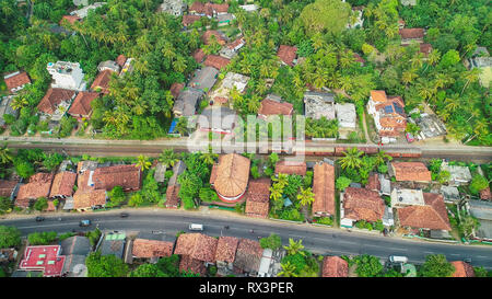 Vue aérienne. Chemin de fer d'Hikkaduwa. Le Sri Lanka. Banque D'Images