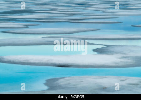 Piscines d'eau dans le reste de la glace sur le lac fumée reflète le ciel sur un soir de printemps, Algonquin Provincial Park, Ontario, Canada Banque D'Images