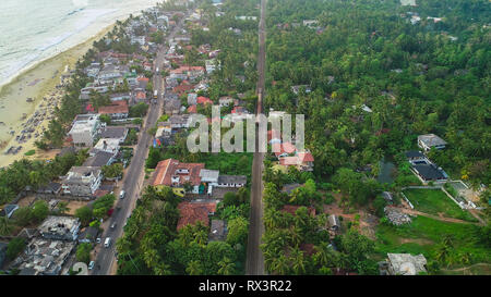 Vue aérienne. Chemin de fer d'Hikkaduwa. Le Sri Lanka. Banque D'Images