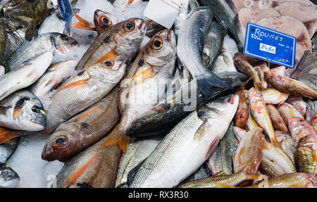 Sanary sur Mer - Septembre 2018 : poisson frais en vente sur le marché de Sanary sur Mer, France Banque D'Images