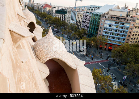 Depuis le toit de la Casa Mila dow le strees traditionnelle à Barcelone, Espagne Banque D'Images