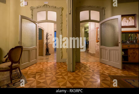 Les portes doubles dans un appartement à la Casa Mila à Barcelone, Espagne. Banque D'Images
