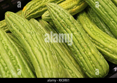 Pile de couleur vert vif, Concombres amères amer poire ou de Sapin baumier Banque D'Images