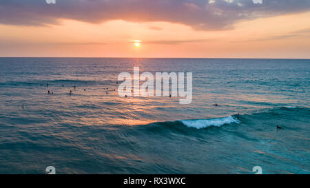 Vue aérienne. Les surfeurs. Hikkaduwa, Sri Lanka. Banque D'Images