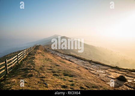 Beau lever du soleil d'hiver image paysage du Grand Ridge dans le Peak District en Angleterre avec brouillard autour des sommets Banque D'Images