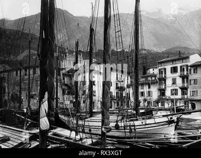 L'Italie, Malcesine, vue sur le port sur le lac, 1930 Banque D'Images