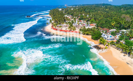 Vue aérienne. Vue de la plage à Unawatuna, Sri Lanka. Banque D'Images